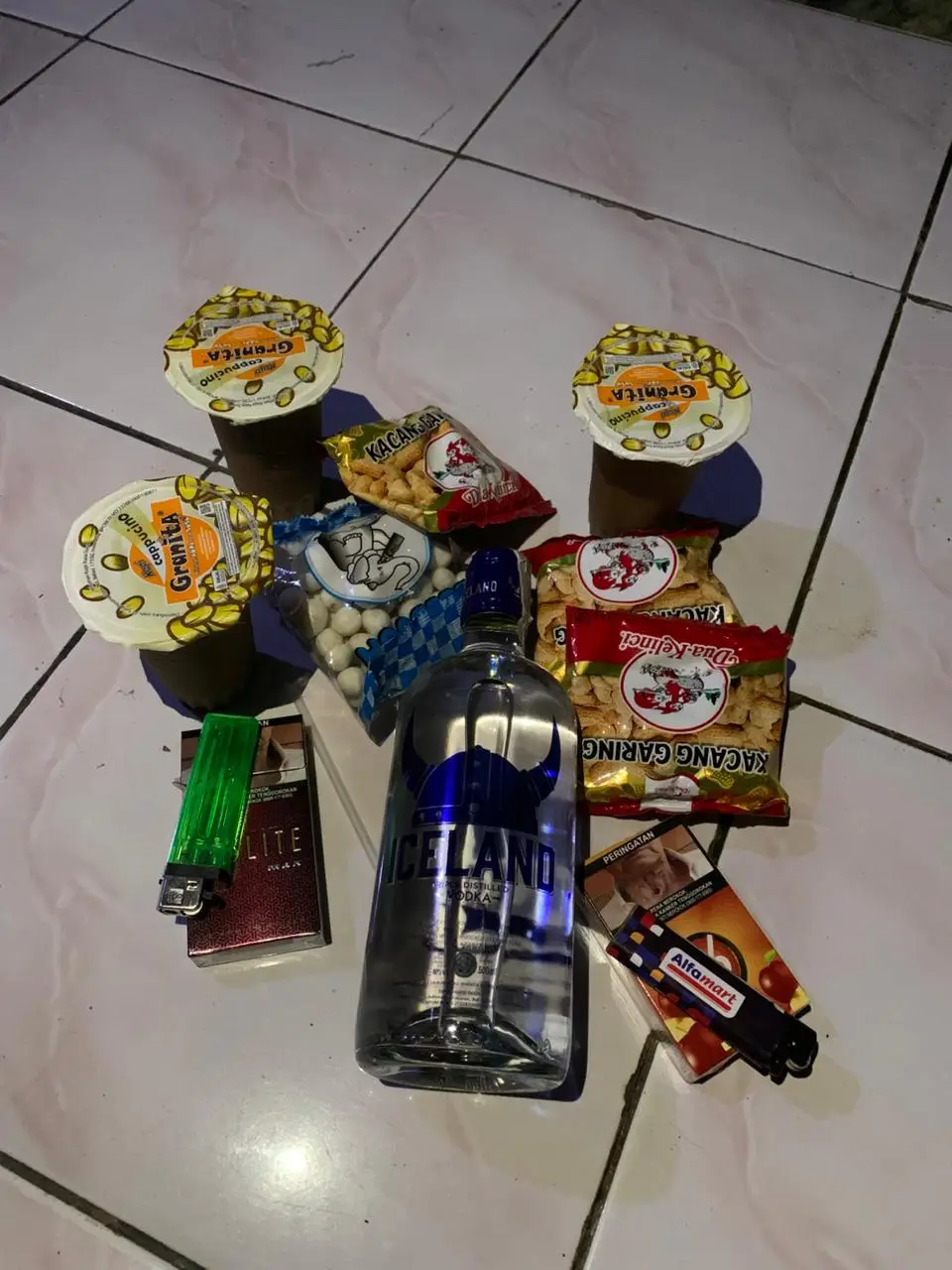 _Bahan Martabak_ Untuk kulit martabak: 1. 2 cangkir tepung terigu 2.1/2 cangkir tepung tapioka 3.1/2 sendok teh garam 4.1/4 sendok teh baking powder 5. 1/4 sendok teh baking soda 6.1 butir telur 7.1 cangkir air 8. Minyak goreng untuk olesan Untuk isian martabak: 1. 250 gram daging sapi atau ayam cincang 2.1/2 cangkir daun bawang iris 3.1/2 cangkir bawang merah cincang 4. 2 siung bawang putih cincang 5.1 sendok teh garam 6.1/2 sendok teh merica 7.1/4 sendok teh penyedap rasa (opsional) _Bahan Tambahan_ 1. Telur ayam untuk olesan 2. Minyak goreng untuk menggoreng _Cara Membuat_ 1._Buat kulit martabak_: Campur tepung terigu, tepung tapioka, garam, baking powder, dan baking soda. Tambahkan telur dan air, aduk hingga rata. Istirahatkan adonan selama 30 menit. 2._Buat isian martabak_: Campur daging sapi atau ayam cincang, daun bawang, bawang merah, bawang putih, garam, merica, dan penyedap rasa. Aduk hingga rata. 3._Pipihkan adonan kulit_: Pipihkan adonan kulitmartabak tipis-tipis. 4._Tambahkan isian_: Letakkan isian martabak di tengah adonan kulit, lipat adonan menjadi bentuk segi empat atau segi tiga. 5._Goreng martabak_: Goreng martabak dalam minyak panas hingga berwarna keemasan. 6._Sajikan_: Sajikan martabak hangat dengan saus atau kecap manis. _Tips_ 1. Pastikan adonan kulit martabak tidak terlalu tebal atau tipis. 2.Jangan menggoreng martabak terlalu lama, agar tidak terlalu berminyak. 3. Anda dapat menambahkan isian lain seperti keju atau sayuran.#sadvibes #masukberanda #fouryoupage  Selamat mencoba!