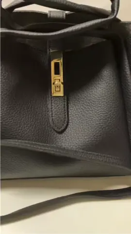 #TIKTOKSHOP #バッグ#ショルダーバッグ#カバン 💞┈┈┈┈┈┈┈ 柔らかくて軽い プチプラバッグ 中にポーチが 入っているタイプ 大きさは 22×13×19