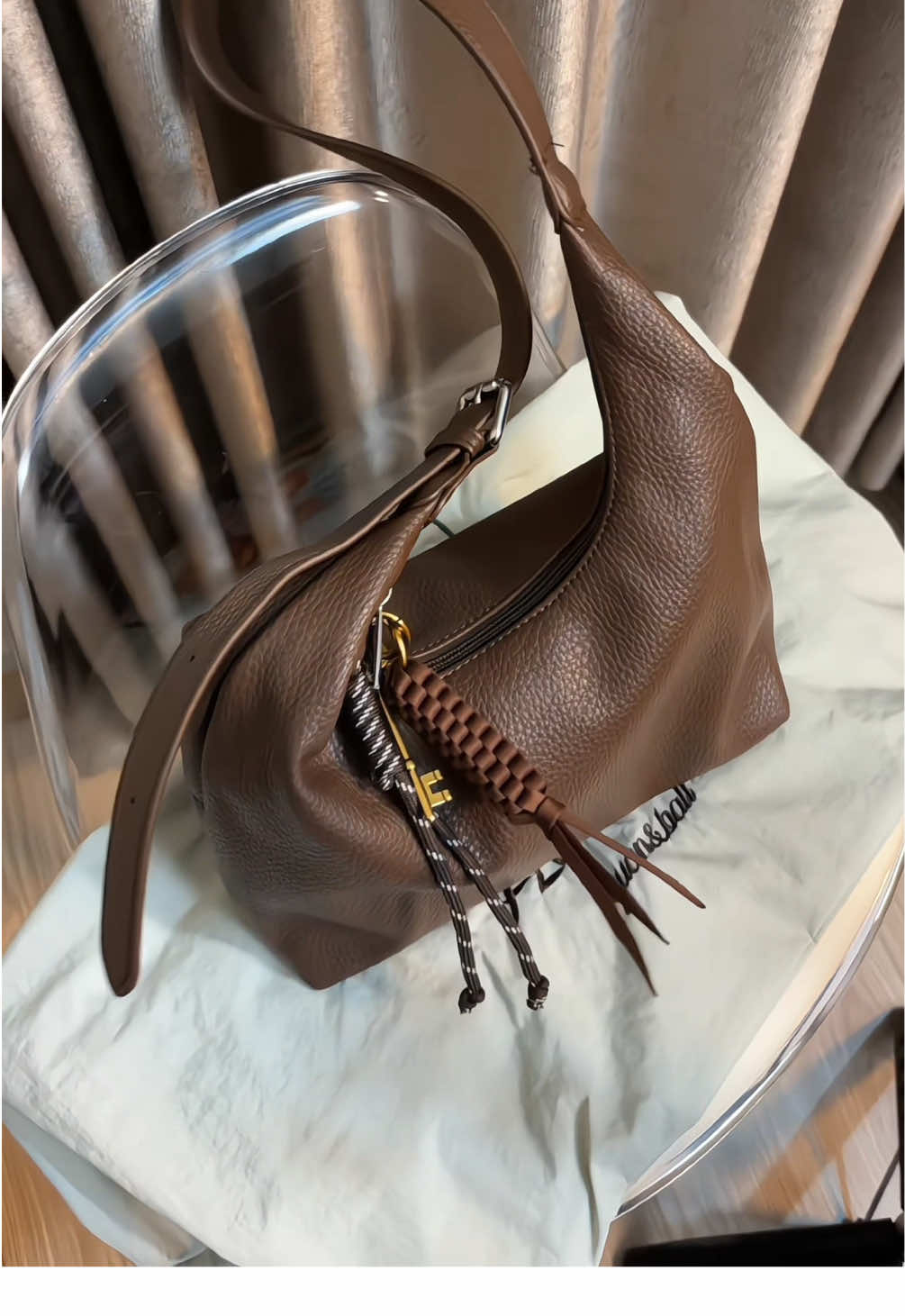 Tas nya cantik bgt,ukuran nya tdk kecil dan tdk besar.wajib punya#tas#taswanita#tasbahu 