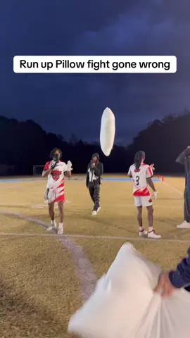 You win this round @Zero. 🤬 @Chris @Creator League #prank #NBA #pillowfight #pranks 