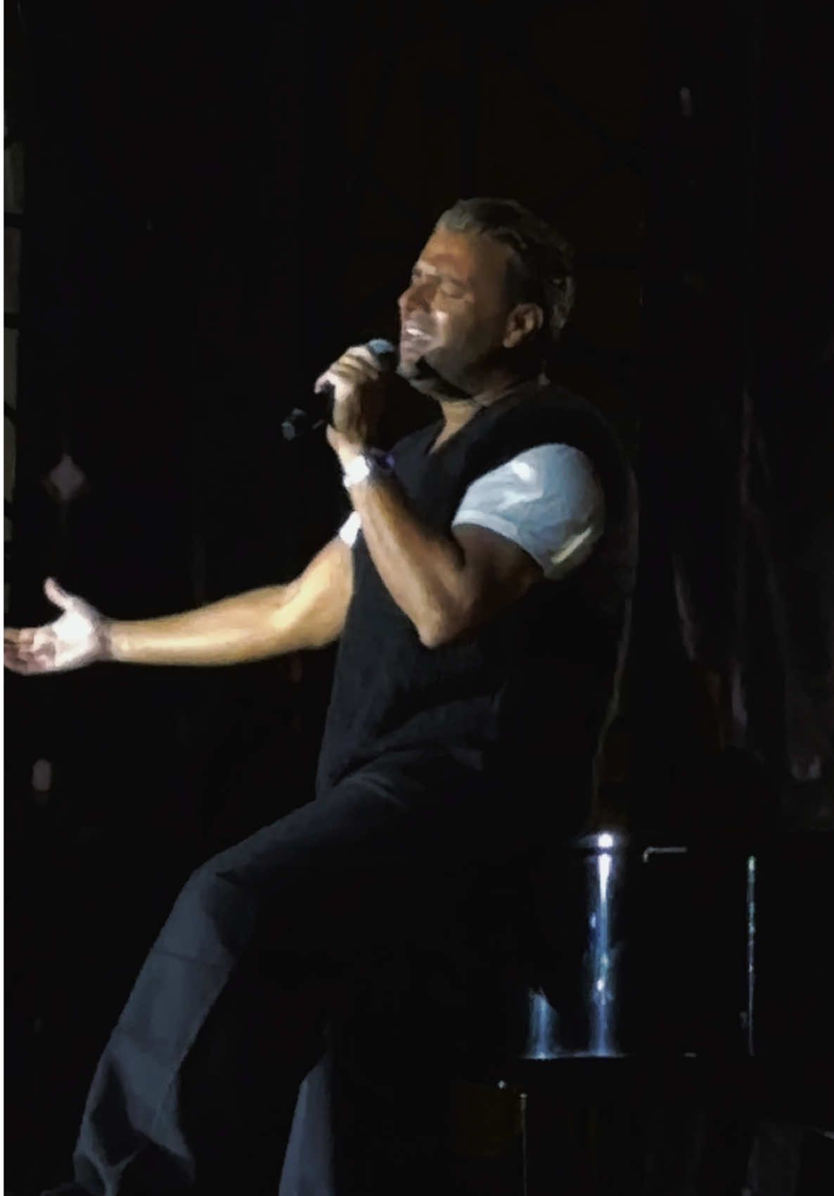 وهنا الميجا ستار رامي صبري بكى حفلة الارينا الملاهي كلها 💔💔 #  وبقول نسيتك علشان نسيتني #🥹  #بحكيلك_عن_الايام #رامي_صبري #ramy_sabry #mh_viedography 