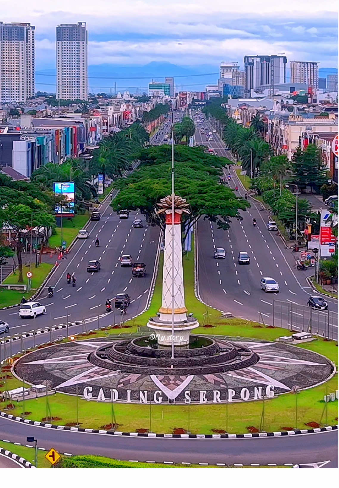 Tangerang masih di mode langit yang cerah dan terlihat pengunungan 😍⛰️🍃 #tugu #mountain #tangerang #weekend #aerialview 