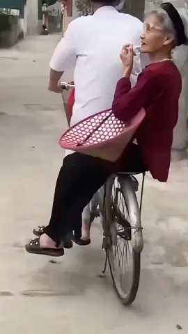 Tại sao càng lớn người ta càng ít được nhận hoa nhỉ? #TiệmHoaMộngMơ #MộngMơFlower #HoaTặngEm #hoa #flower    