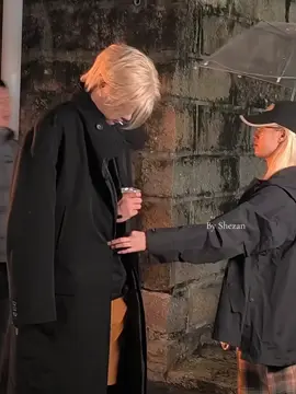 21.11 | Ke Chun sangat berdedikasi. Adegan ini adalah adegan hujan, dan hujan malam yang dingin itu benar-benar turun. Para kru di sekitar semuanya mengenakan jaket tebal, sementara Ke Chun hanya mengenakan kemeja lengan pendek bermotif bunga, celana pendek, dan sandal jepit. Satu adegan direkam puluhan kali. Ke Chun kedinginan, tetapi ekspresi wajahnya terkontrol sempurna selama proses syuting, yang sungguh memilukan. Asistennya terus-menerus memberinya air panas. Menantikan karya baru Ke Chun! #kechun #reuters #dramachina #fallingforyou 