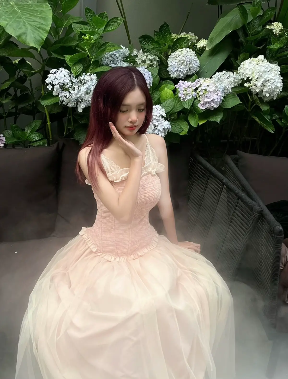 Giữa ồn ào miệng thế gian, em chỉ nghe tim anh nói.