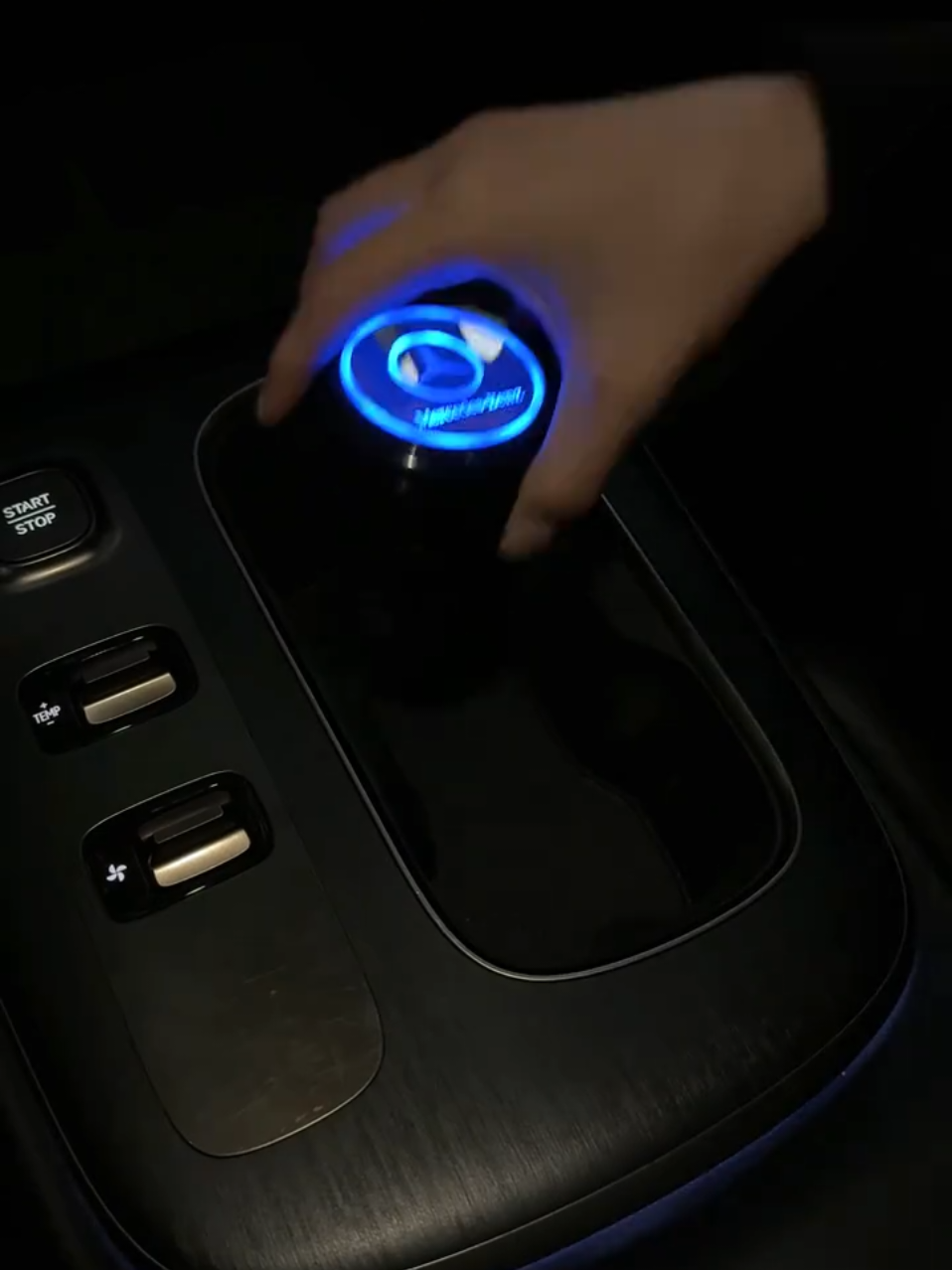 Gạt tàn xe hơi có đèn #dangcapxehoi #trangtrixehoi #phukienxehoi #gattanxehoi #gattanoto 