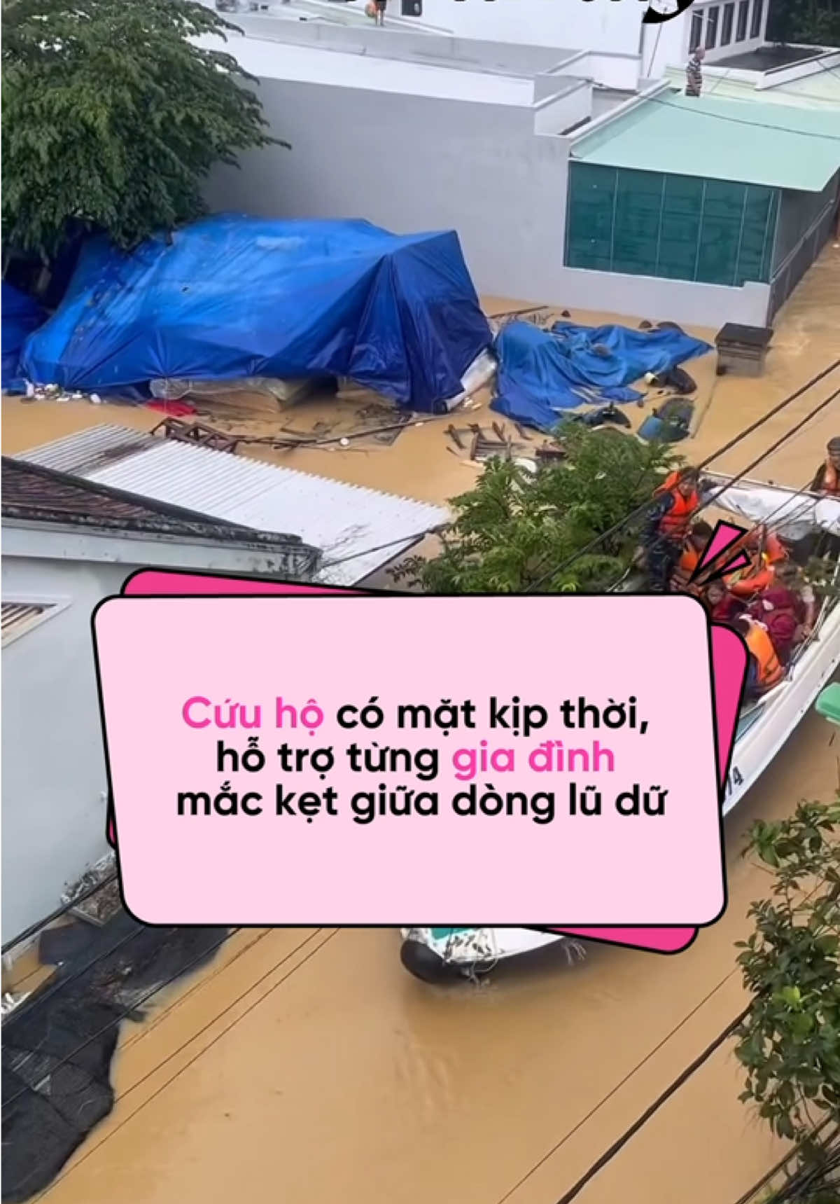 Lực lượng chức năng dỡ mái ngói cứu người trong lũ #afamilyngaylucnay #afamily #news #lulut #pccc 