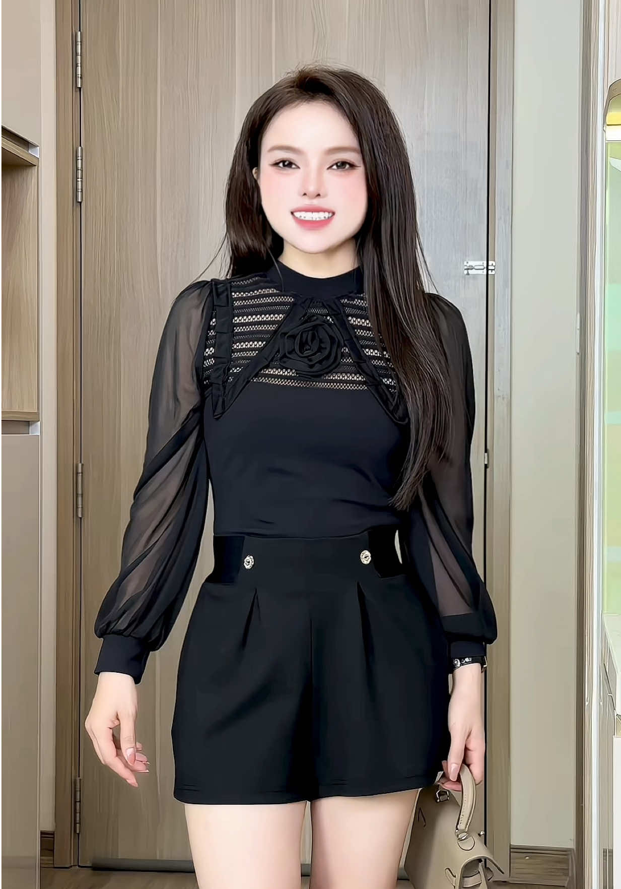 Quần short kiểu dáng thời trang thanh lịch cạp cao vải mềm co giãn nhiều, tôn dáng lắm luôn    #quansooc #quansoocnu #quanduinu #quansooccapcao #quanshortnu