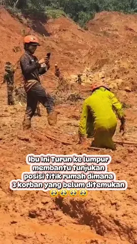 BERITA HARI INI SEORANG IBU SEDANG MENCARI KELUARGA KORBAN TANAH LONGSOR DI CIBEUNYING MAJENANG #😭😭😭 #tanahlongsor #majenang #viral #fyppppppppppppppppppppppp 