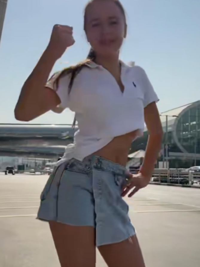 _lena.karbowiak_ es modelo de belleza profesional e internacional influencer tiktoker y blogger de Dubai y muy alegre bailando una música muy latina y sacando los pasos prohibidos #bailelatino #lipsync #outfit  #tiktokshop #fypシ 