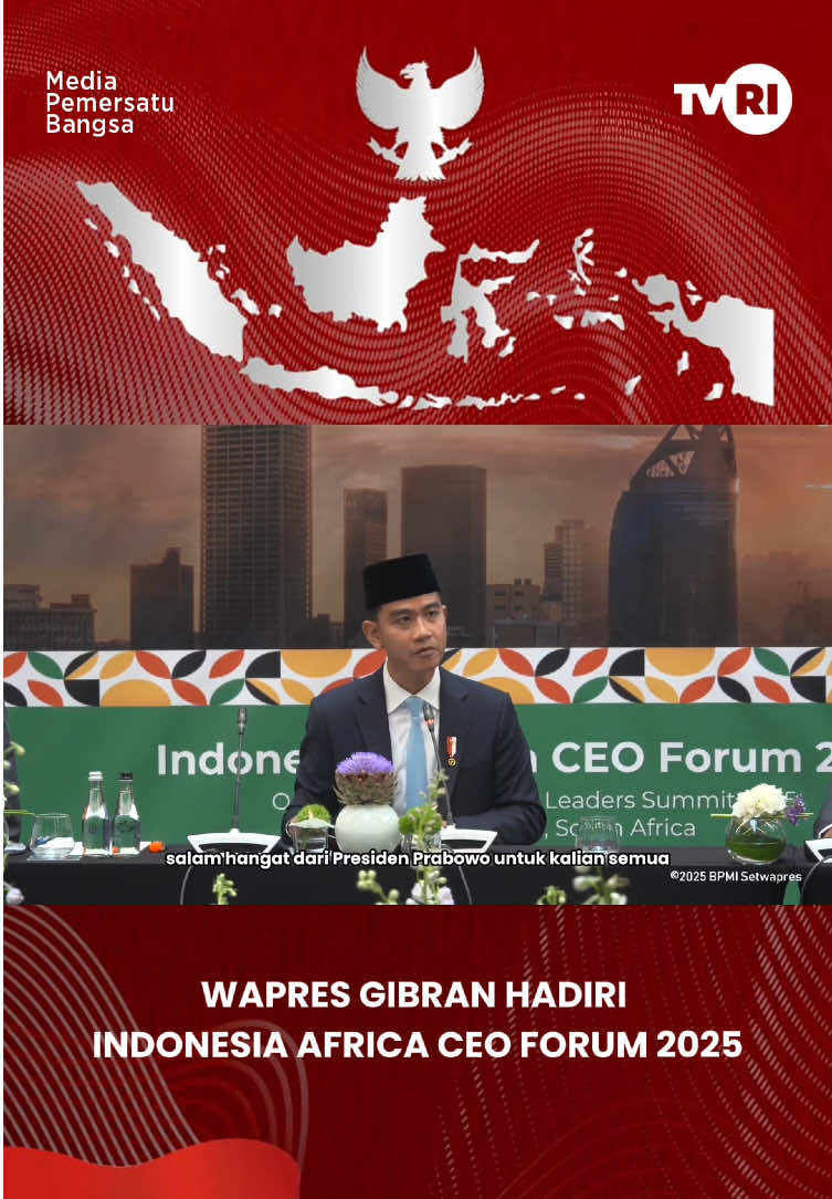 Wakil Presiden Republik Indonesia, Gibran Rakabuming, menghadiri Indonesia–Africa CEO Forum 2025 yang berlangsung di Saxon Hotel, Johannesburg, Jumat (21/11/2025). Forum ini terselenggara bersamaan dengan rangkaian KTT G20 dan menjadi momentum penting untuk mengonsolidasikan peluang investasi, memperkuat kerja sama perdagangan, serta mendorong sinergi strategis antara pelaku usaha Indonesia dan Afrika Selatan. Pertemuan ini juga menandai peluncuran awal Indonesia–South Africa High-Level Business Council (ISA-HLBC), sebuah mekanisme yang dirancang untuk mempertemukan pemerintah, pelaku industri, dan investor kedua negara guna mempercepat implementasi proyek prioritas dan kolaborasi lintas sektor. ISA-HLBC dijadwalkan menjadi forum tahunan yang akan bergilir antara Johannesburg dan Jakarta.  Kegiatan ini sekaligus merupakan tindak lanjut arahan Presiden Republik Indonesia, Prabowo Subianto, yang menekankan penguatan diplomasi ekonomi Indonesia terutama dengan negara-negara Global South. Presiden meminta agar peluang kerja sama strategis, termasuk energi, pertahanan, infrastruktur, dan rantai pasok industri, diakselerasi melalui kemitraan konkret antara pemerintah dan sektor swasta sebagai bagian dari strategi percepatan ekonomi Indonesia dan peningkatan kehadiran strategis di kawasan Afrika. Dalam sambutannya, Wapres menyampaikan apresiasi kepada Pemerintah Afrika Selatan dan seluruh mitra industri yang turut menginisiasi pembentukan platform kerja sama ini. Ia menegaskan bahwa hubungan Indonesia dan Afrika Selatan memiliki fondasi historis kuat sejak Konferensi Asia-Afrika 1955 dan kini memasuki fase kerja sama ekonomi yang semakin konkret. “Pertemuan ini adalah langkah besar untuk memperkuat hubungan dan kolaborasi ekonomi antara kedua negara,” ujarnya. #TVRI #MediaPemersatuBangsa #IndonesiaAfricaCeoForum2025 #GibranRakabuming #Johannesburg 
