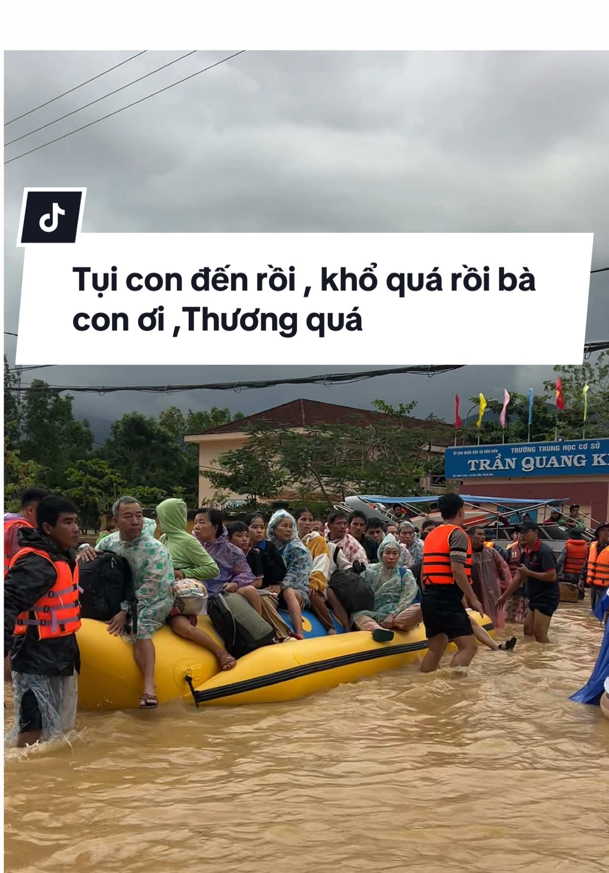 Tụi con đến rồi , khổ quá rồi bà con ơi ,Thương quá #mientrung #lulut #daobinhhung 