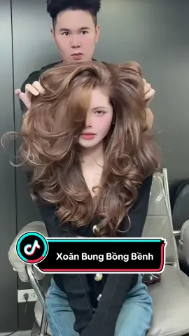 🍂 Muốn mặt nhỏ – tóc dày thì thử ngay: XOĂN BUNG BỒNG BỀNH của KhuongMinh nè ” Chỉ cần uốn đúng form là tóc bung nhẹ 🥰 Ôm chuẩn gò má – hack tuổi đỉnh Chị em muốn đổi vibe mà vẫn xinh sang thì thử liền kiểu này nhaaaa 💓#khuongminhhair #hairstyle #xoănbungbồngbềnh #uốntóc #viral 