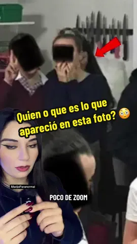 2 fotos tomadas una seguida de la otra, pero en una aparece alguien que nadie reconoció y no estaba presente 😳 #paranormal #apariciones #viral #terror #fantasma 
