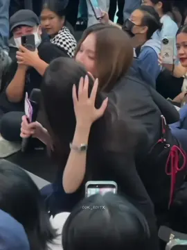 I swear they’re always an inch away from kissing 🙂‍↕️🤭 #tknur #tkphinyanech #nurdesoraya #fyp #thaigl 