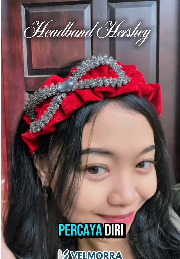 Elegan dan feminin di acara kantor ? Nahh, kamu perlu lengkapi penampilan kamu dengan “Headband Hershey” ini, makin elegan tetap cantik dan berkelas banget loh 😍❤️  checkout sekarang sayang dan buat penampilan kamu elegan 🤗👇🏻  #headband #hairaccessories #accessories #hairstyles #bandana 