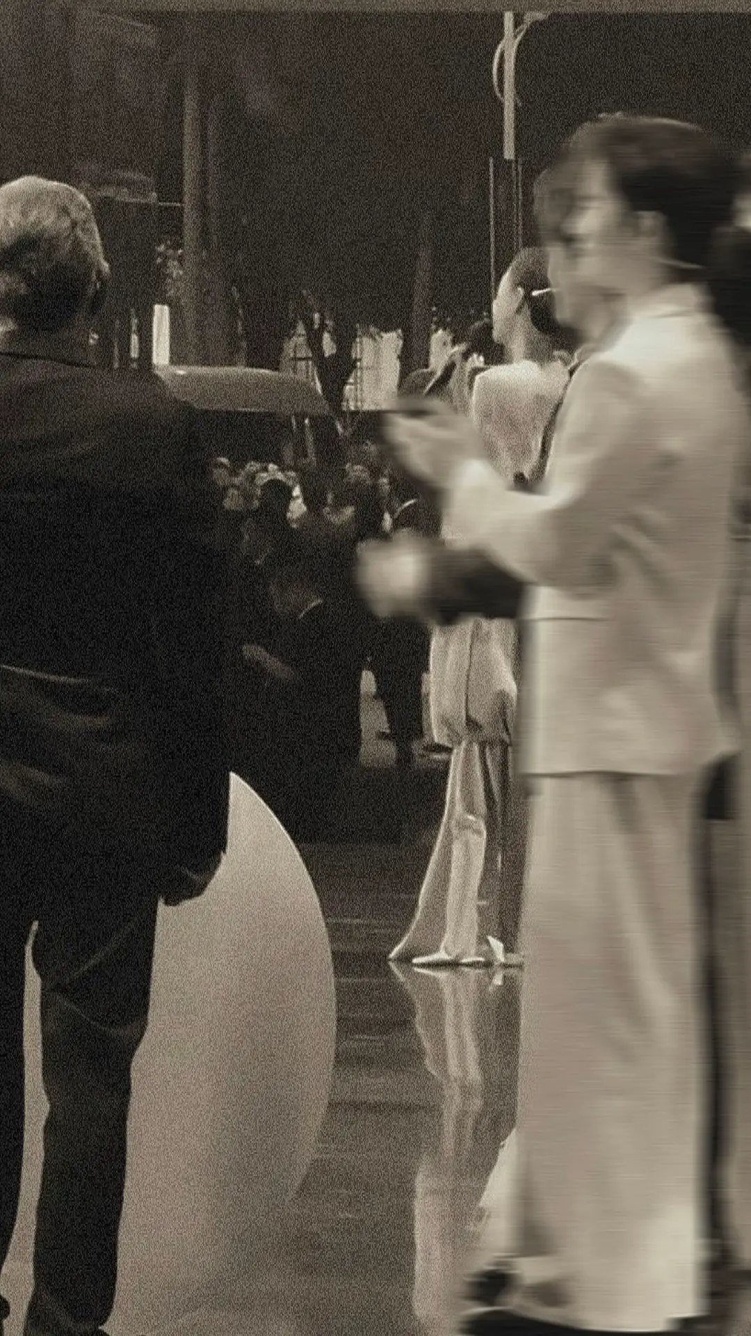 Buổi lễ trao giải kết thúc, Chu Toả Toả nhanh chóng vào cánh gà để chuẩn bị cho lịch trình tiếp theo. Cô và anh chạm mắt nhau, nhưng tuyệt nhiên không ai nói câu nào, chỉ gật đầu qua lại như là phép tắc bình thường giữa đồng nghiệp với nhau.  Cô tự giải lao khoảng năm mười phút rồi sẽ tiếp tục di chuyển đến cuộc phỏng vấn tiếp theo. Cô ngồi tại phòng riêng nhìn vào gương, nhớ lại cái chạm mắt với anh giữa sân khấu lúc nãy. Ánh mắt vẫn như thế bao nhiêu năm không đổi. Vẫn là cái nhìn nồng nàn, thâm tình soi rọi thẳng vào tâm hồn của cô. Cô chậc lưỡi, đừng nghĩ nhiều quá… Toả Toả nhìn vào gương, hai tay đưa lên định gỡ chiếc hoa tai lấp lánh nhưng lại khá cồng kềnh ngày hôm nay. Cô nhìn vào gương, động tác có lẽ đã quen dần nên cũng có thể tự gỡ được. Ánh mắt cô bỗng chững lại, rơi lên gương mặt của người đàn ông. Từ phía sau cô, anh vén màn bước vào, mỗi bước đi đều chậm rãi khác xa với dáng vẻ nhanh nhạy của anh thường ngày. Một bước - trông chờ, hai bước - mong ngóng, ba bước… “Ông chủ Diệp!”, cô quay lưng lại, ánh mắt không khỏi bất ngờ. “Xin chào”, anh nhìn cô mỉm cười, bước chân đã dừng lại. “Anh… khoẻ không?”, cô hỏi, còn anh thì gật đầu. “Ừm… hôm nay em làm tốt lắm” Cô từ từ tiến lại gần anh, còn trái tim anh thì đang dần lơi nhịp đập. Một bước là đánh rơi một nhịp, cho đến khi cô đứng ngay trước mặt anh, gần như hơi thở anh đã dần gấp gáp hơi rất nhiều.  “Ôm một cái được không?”, cô hỏi, nhưng nếu anh không chịu thì cô vẫn ôm. 5 năm rồi, kể từ lúc cô bỏ đi đến Bắc Kinh và quyết định tham gia làng giải trí. Khó khăn đến với cô rất nhiều, và cô đã từng bước vượt qua điều đó để đạt được những thành tựu như ngày hôm nay. Đầu năm là ban giám khảo liên hoan phim châu Á, cuối năm là người dẫn chương trình cho một giải thưởng lớn trong ngành. Anh gật đầu, cái ôm diễn ra chầm chậm nhưng đầy sâu sắc, hơi ấm này cô đã muốn giữ lấy từ lâu… Toả Toả ôm anh nhưng lại thoáng một sự đau lòng nơi đáy tim, anh đã gầy đi nhiều rồi… Cả hai dần tách nhau ra, bàn tay vẫn khách sáo không dám ôm hết lưng cô gái nhỏ. Nhưng chắc chắn trái tim anh đã dành trọn cho cô rồi. “Hôm nay anh thấy tôi thế nào?”, anh gật đầu, ánh mắt chăm chú nhìn cô là minh chứng rõ nhất. “Hôm nay em rất xứng đáng”, cô khẽ nhoẻn miệng cười. “Nhưng vẫn không tránh khỏi người ta nói ra nói vào… tôi được tư bản chống lưng…”, anh bật cười vì câu nói này vì cô nói đúng. Suốt 5 năm qua anh vẫn không rời đi… những dự án phim đầu tay của cô tại nơi thành phố lớn này là do anh tìm cách mở đường. Cho đến khi cô nhận được bộ điện ảnh bùng nổ phòng vé vào 3 năm trước, thì anh mới bắt đầu để cô thoả sức bay nhảy mà không cần nhúng tay vào.  Cô nhìn anh với một niềm hạnh phúc khó giấu cùng với nỗi nhớ nhung vô vàn, những năm qua cô không hề quên anh. Cả hai không nhắn tin, không gọi điện, gặp mặt lại càng không…  “Tôi sắp đi phỏng vấn rồi, anh có gì muốn nói với tôi không?” Anh hắt ra một hơi thở dài rồi lắc đầu. Cô ngậm ngùi gật đầu, đoạn tình cảm này sao mà thật khó khăn… “Vậy… tôi đi nhé, nhớ giữ gìn sức khoẻ”, anh gật đầu, nhưng ánh mắt lại chôn giấu nhiều nỗi niềm. “Chu Toả Toả!” Khi cô vừa quay lưng đi thì cũng là lúc trái tim anh cất tiếng sau bao năm kiềm nén. Anh đuổi theo, nắm lấy tay cô kéo lại. Người đàn ông thở rất gáp gáp, đôi môi mấp máy như thể có rất nhiều điều muốn nói ra, anh lấy hết can đảm không để tuột mất cơ hội nữa. Nếu như không phải bây giờ thì chắc là sẽ không bao giờ. “Chu Toả Toả, bây giờ sự nghiệp đã có rồi… có còn muốn yêu đương không?” Hơi thở anh càng lúc càng dồn dập, có lẽ trái tim đã đập mạnh lắm rồi. Cô bật cười, cố mím môi để kiềm lại, ánh mắt dâng lên những giọt long lanh hạnh phúc. Cô gạt tay của anh ra làm anh thoáng một cảm giác hụt hẫng. Cô lấy hai tay ôm lấy cổ anh kéo lại, đặt lên má anh một nụ hôn rồi buông ra. “Yêu đương cũng được… nhưng phải xem người đó là ai đã” Cô nói xong thì nháy mắt rời đi, còn vẫy tay nói vọng lại với người ngẩn ngơ vì nụ hôn. “Tỏ tình thì phải đến thánh địa hẹn hò… gặp lại sau nhé, đồ nhát gan~”   #ngontoa #diepcanngonchutoatoa #trending 