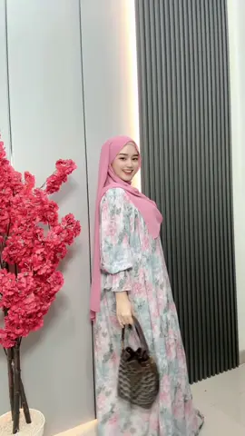 Hawa nya senyum ceria terus kalo pake dahlia🥰 #candyoutfitku #gamismurah #gamisrayon #gamisbusui #gamisjumbo 