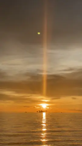 Hoàng hôn Phú Quốc đẹp đến mức chỉ muốn ngồi im, nhìn mặt trời rơi xuống biển và để lòng mình nhẹ như gió. #phuquoc #sunsetphuquoc #hoanghonphuquoc #chupanhphuquoc 