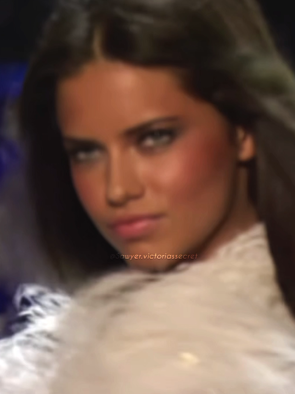 nếu trở về thời hoàng kim của chị thì, phong cách trình diễn khó mà ai có mà bằng chị. 🔥👠 #beautypageant_vns #victoriassecret #adrianalima #sawyervsf #xuhuong 