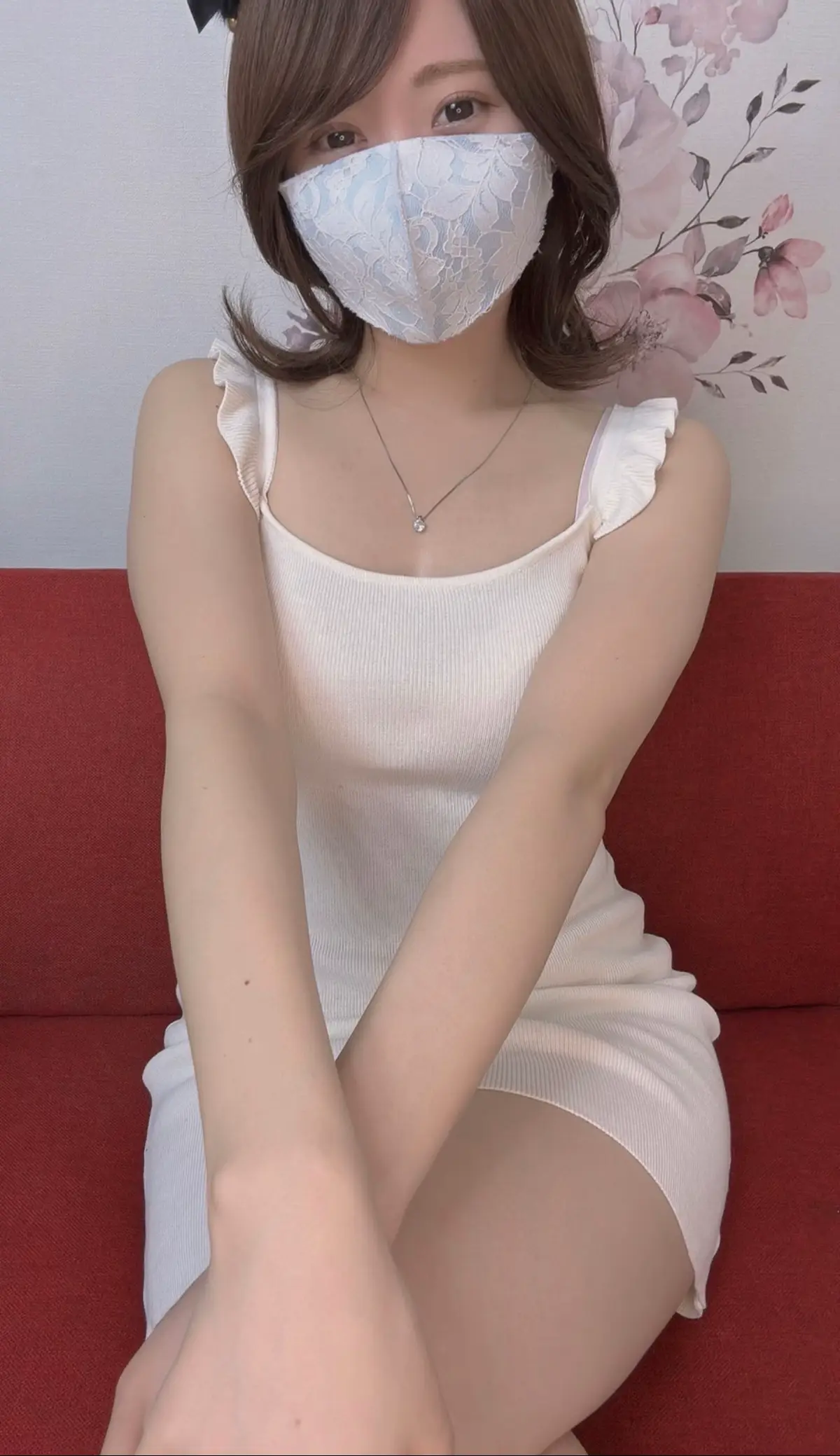 白ワンピース似合ってるかな⁇14時からTikTokライブ、 14時30分からエンジェルライブやるよ💓 今日も一緒に…