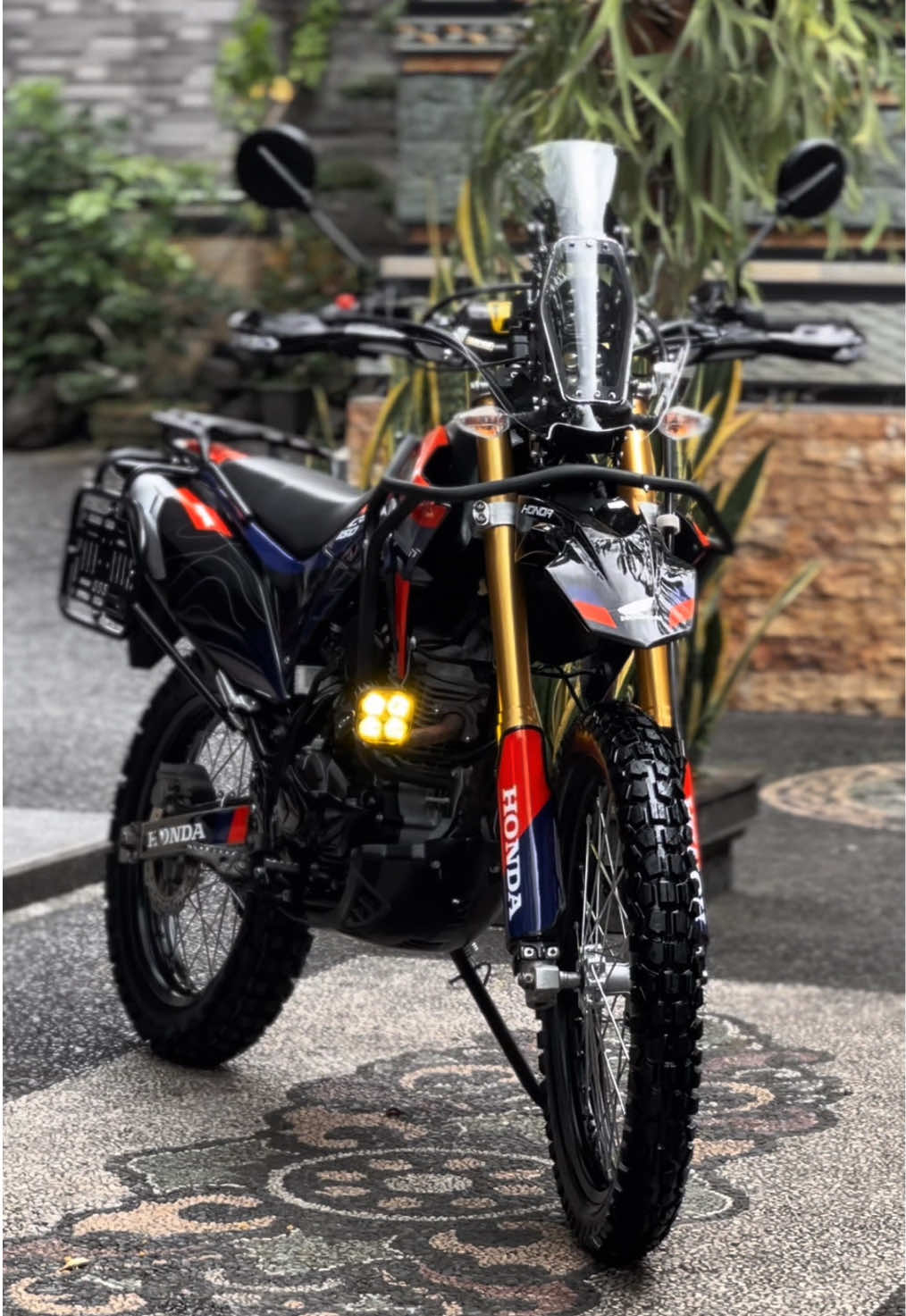 READY CRF 150 L (DK) 2021 ✅ Surat surat lengkap on Tower RB GARAGE NEW Crash Bar RB GARAGE NEW Lampu tembak Rak belakang baru Ban dunloap baru Roji baru Decal neww model rally Selebihnya bisa dm atau wa :081239678236 #rally #jualbeliklxbali #klxvintagebali #crf150rallybali