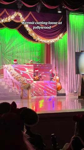 Kermit was going all in on this performance!! Our favorite part at Jollywood is definitely seeing Kermit and Piggy at the Holidays in Hollywood show!! #jollywood #hollywoodstudios #disneyparks #disneyadult #muppets 