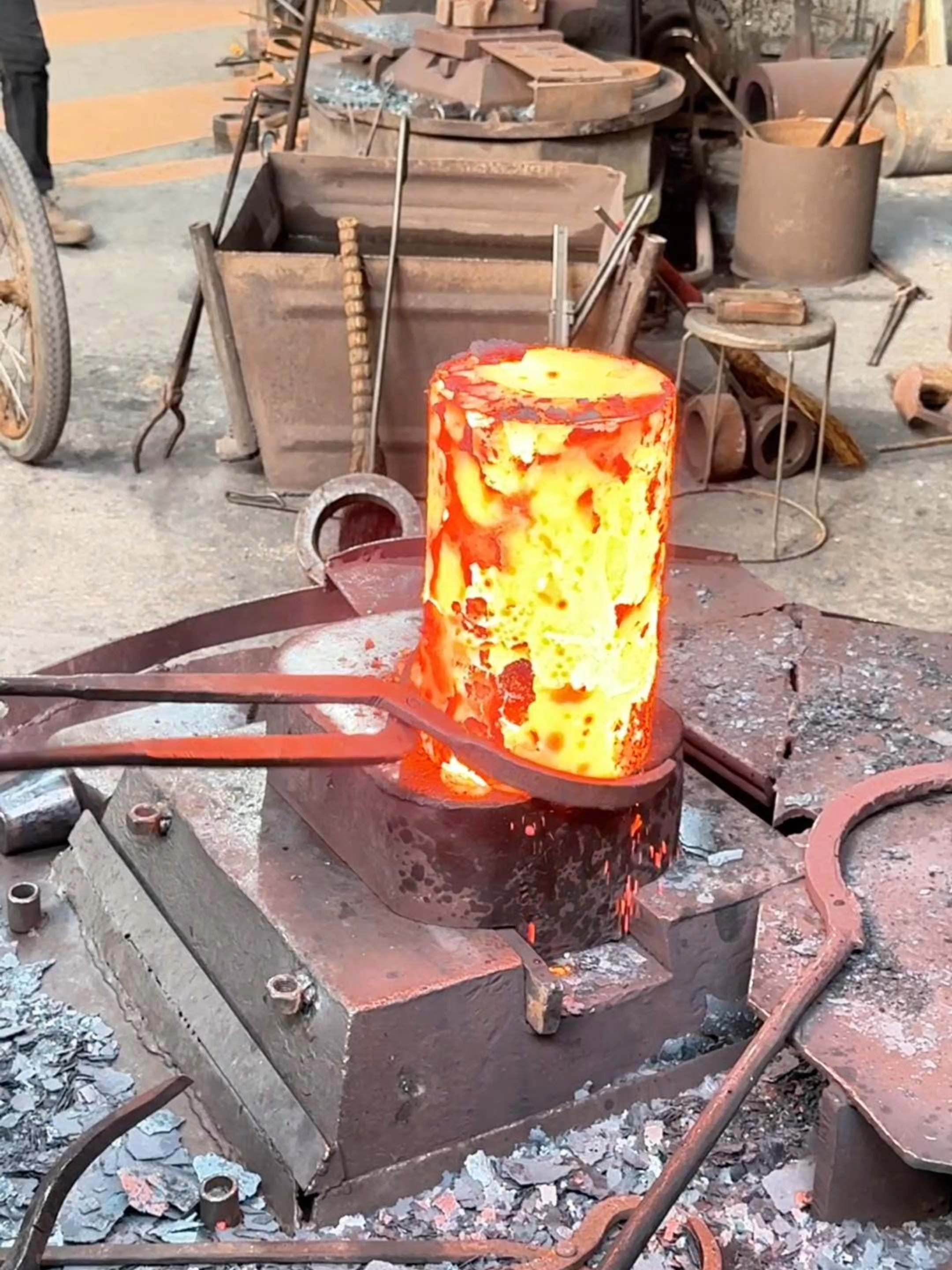 Inside the forging factory Team Moves Hot Steel Like It’s Nothing  #forging #blacksmith #machine