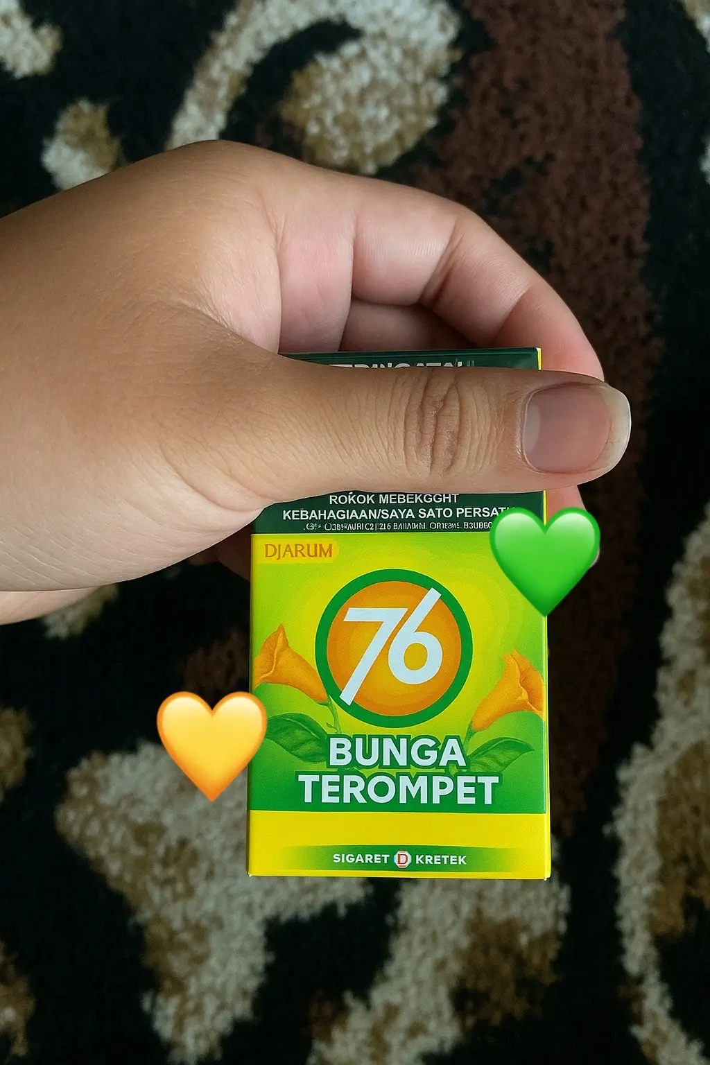 Berikut resep nasi goreng yang enak: Bahan: - 2 mangkuk nasi putih (lebih enak nasi kemarin) - 2 butir telur, digoreng orak-arik - 1/2 sdt garam - 1/4 sdt merica bubuk - 1 sdt kecap manis - 1 sdm kecap asin - 2 siung bawang putih, cincang - 1 batang daun bawang, iris - 2 sdm minyak goreng - Bawang goreng untuk taburan Bahan tambahan (opsional): - Daging ayam suwir - Udang - Bakso - Sayuran (wortel, buncis) Cara membuat: 1. Panaskan minyak goreng, tumis bawang putih hingga harum. 2. Tambahkan telur, orak-arik hingga matang. 3. Masukkan nasi, garam, merica bubuk, kecap manis, dan kecap asin. Aduk rata. 4. Tambahkan bahan tambahan jika ada, aduk rata. 5. Masukkan daun bawang, aduk sebentar. 6. Angkat dan sajikan dengan taburan bawang goreng. Selamat mencoba!