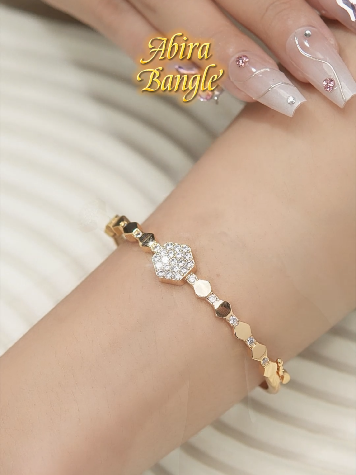 ✨ Gelang Abira Sentuhan manis yang memancarkan keanggunan. Desainnya yang simple namun berkelas membuatnya mudah dipadukan dengan gaya apa pun—sempurna untuk melengkapi momen spesial maupun hari-hari istimewa Anda. Elegan dalam setiap detail, memukau dalam setiap gerakan. ✨💫 #LaVienne #GelangAbira #ElegantJewelry #ClassyLook #DailyElegance #PerhiasanWanita #gelangtitanium #gelang #gelangwanita #gelangtangan