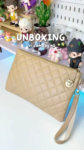ví đẹp mà ngăn đựng cũng rộng nữa , đựng đồ trang điểm okila lắm  #vicamtay #vicamtaynu #vinu #xuhuong #viral 