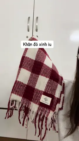 Sấp đi chụp ảnh noel giáng sinh thì tham khảo em khăn kẻ đỏ xinh iu này nha #giangsinh #khanlen #khan #quatang #khanquangco 