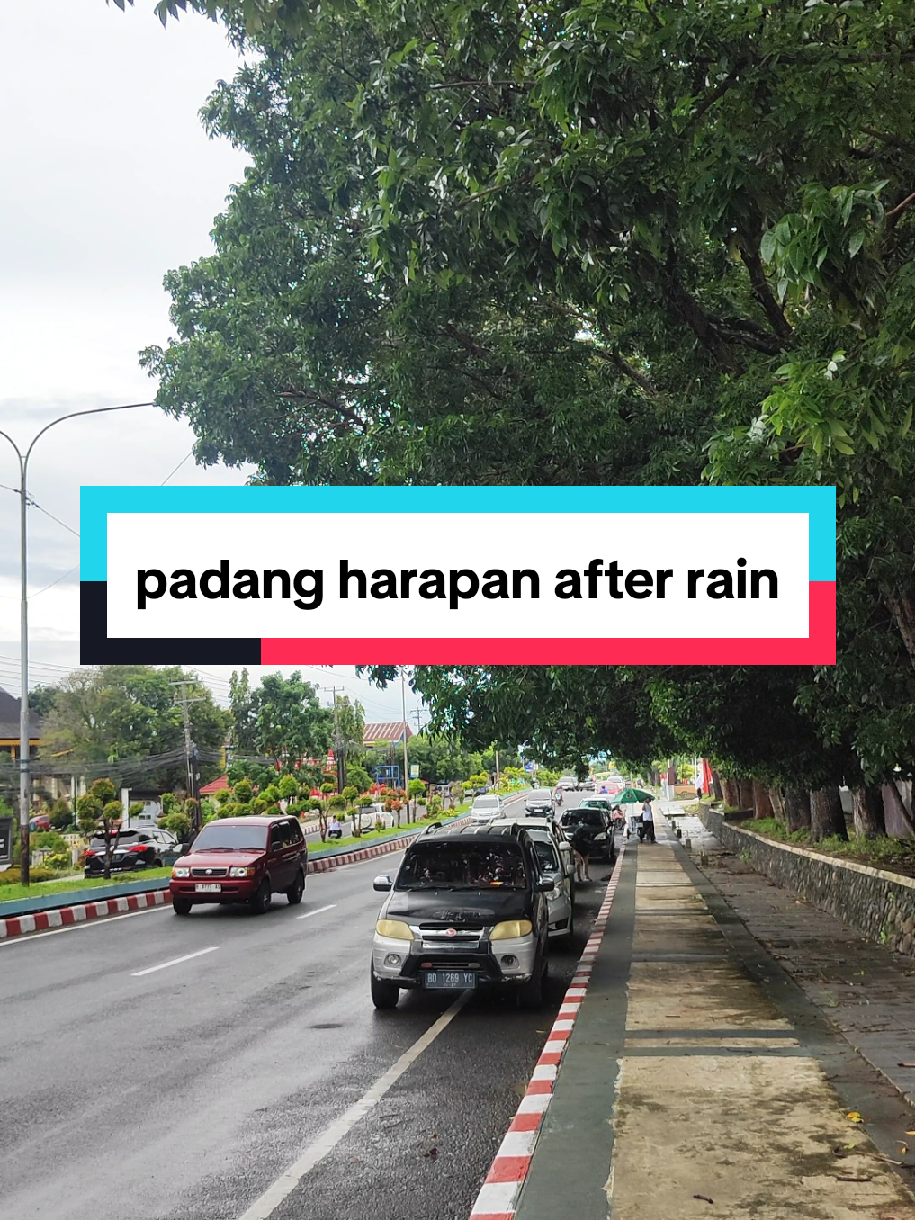 Enak banget vibes daerah ini adem banyak pepohonan dan perumahan lama. Lokasinya juga bertepatan di pusat perkantoran Pemprov Bengkulu. Makanya jalanan di Padang Harapan lebar-lebar sehingga jarang terjadi kemacetan.  Ada Kawan Romantis yang tinggal di daerah sini atau bercita-cita untuk tinggal di daerah sini?  #bengkuluromantis #bengkulutiktok #bengkulu #bengkulufyp #bandung 