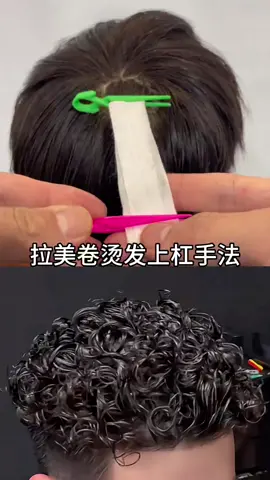 - Kẹp giữ form định hình tóc uốn nóng cho salon  - Kẹp nhựa định hình tóc khi uốn nóng cho salon  - Sản phẩm kẹp định hình tóc khi vào uốn số 2 vô cùng vô cùng tiện lợi cho thợ tóc ạ  - Dùng sau khi tháo trục uốn nóng, lấy kẹp kẹp lọn xoăn để tra số 2  - Ngoài ra khi sấy xoăn, hoặc khi làm tóc sóng nước, sóng xoăn cũng có thể dùng kẹp để giữ form tóc nhé anh chị em  - Thiết kế vô cùng tiện lợi, bóp đầu là mở miêng, đưa vào lọn tóc để kẹp định hình, giữ form - Quy cách đóng gói: 1 hộp (35 kẹp)