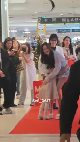 awww naraakk  FREEN MINISO CENTRAL WESTGATE #MinisoXFreenSarocha #freensarocha #srchafreen #solennEntertainment #FreenBecky 