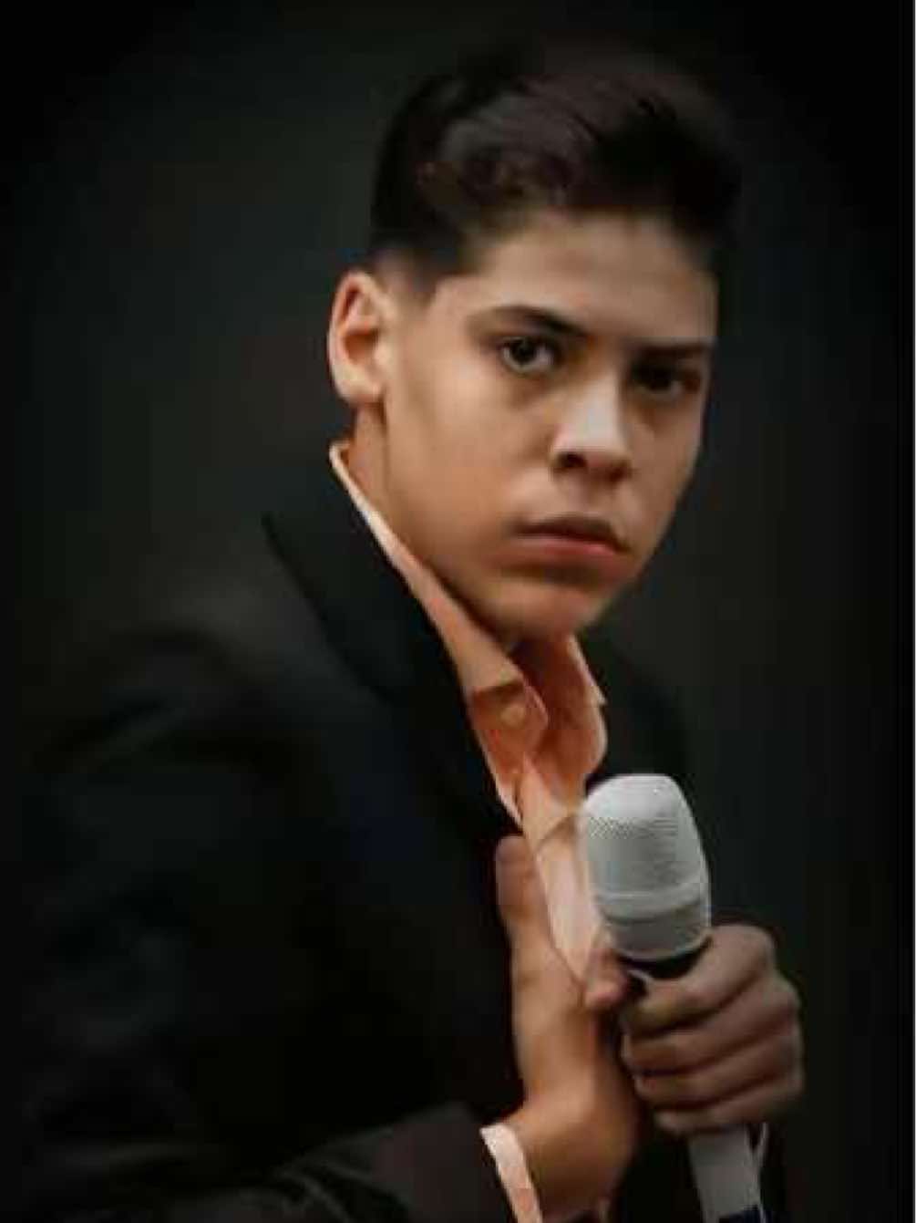 O jovem Miguel Oliveira, conhecido como “profeta mirim”, está em Governador Valadares e realizou uma doação para trabalhadoras de um ferro-velho da cidade na tarde desta sexta-feira (21/11). (🎥 Reprodução / Redes Sociais)