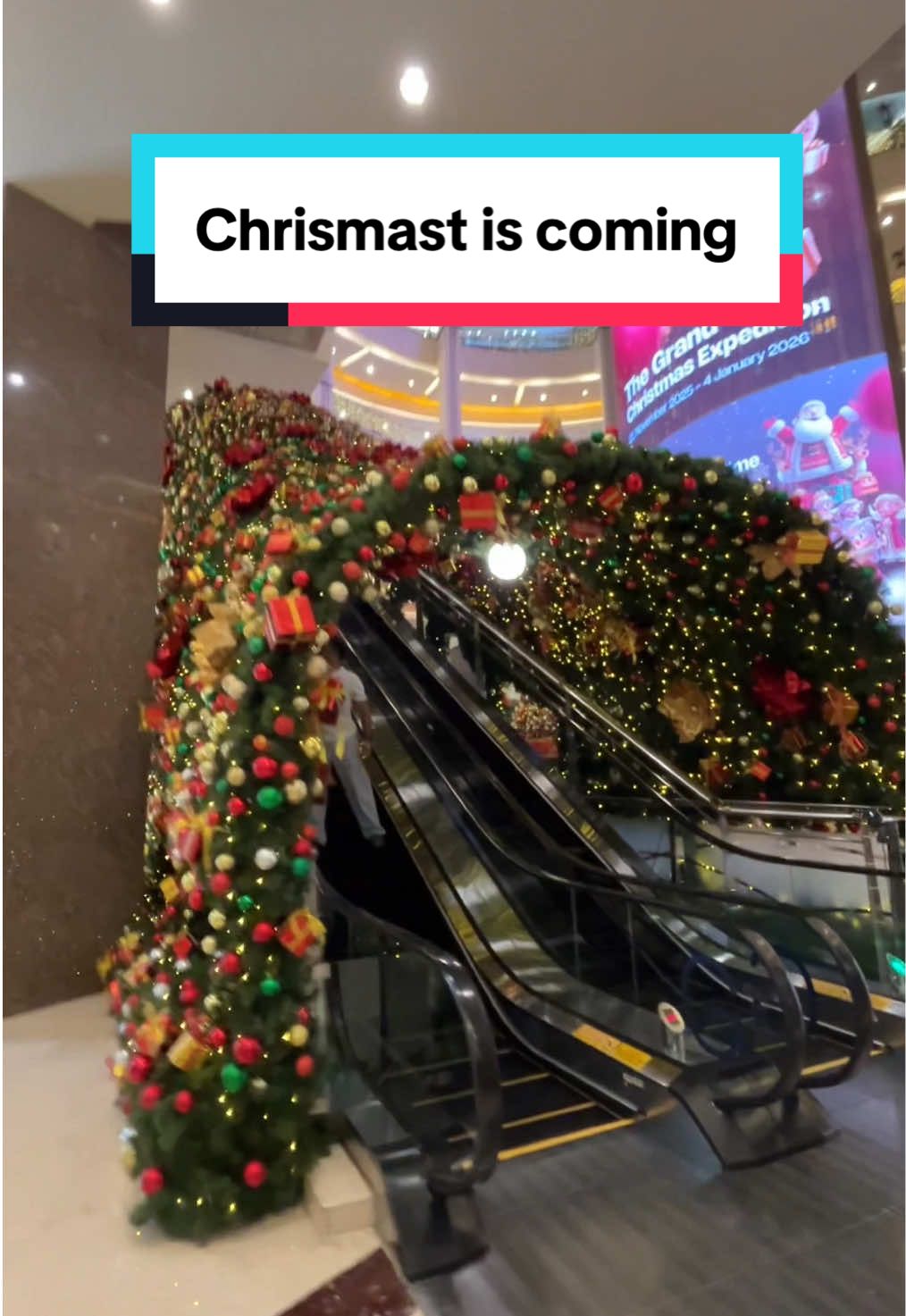 Best Eskalator tercantik chrismas tahun ini 🤩 Ada yang tau ini dimana? #kangreview #christmas #eskalator #pohonnatal 