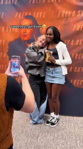 So beautiful inside and out 🥹 I loved meeting you! @Freya Skye HQ @Freya Skye #freyaskye #trending #fyp #fypシ #meetandgreet 