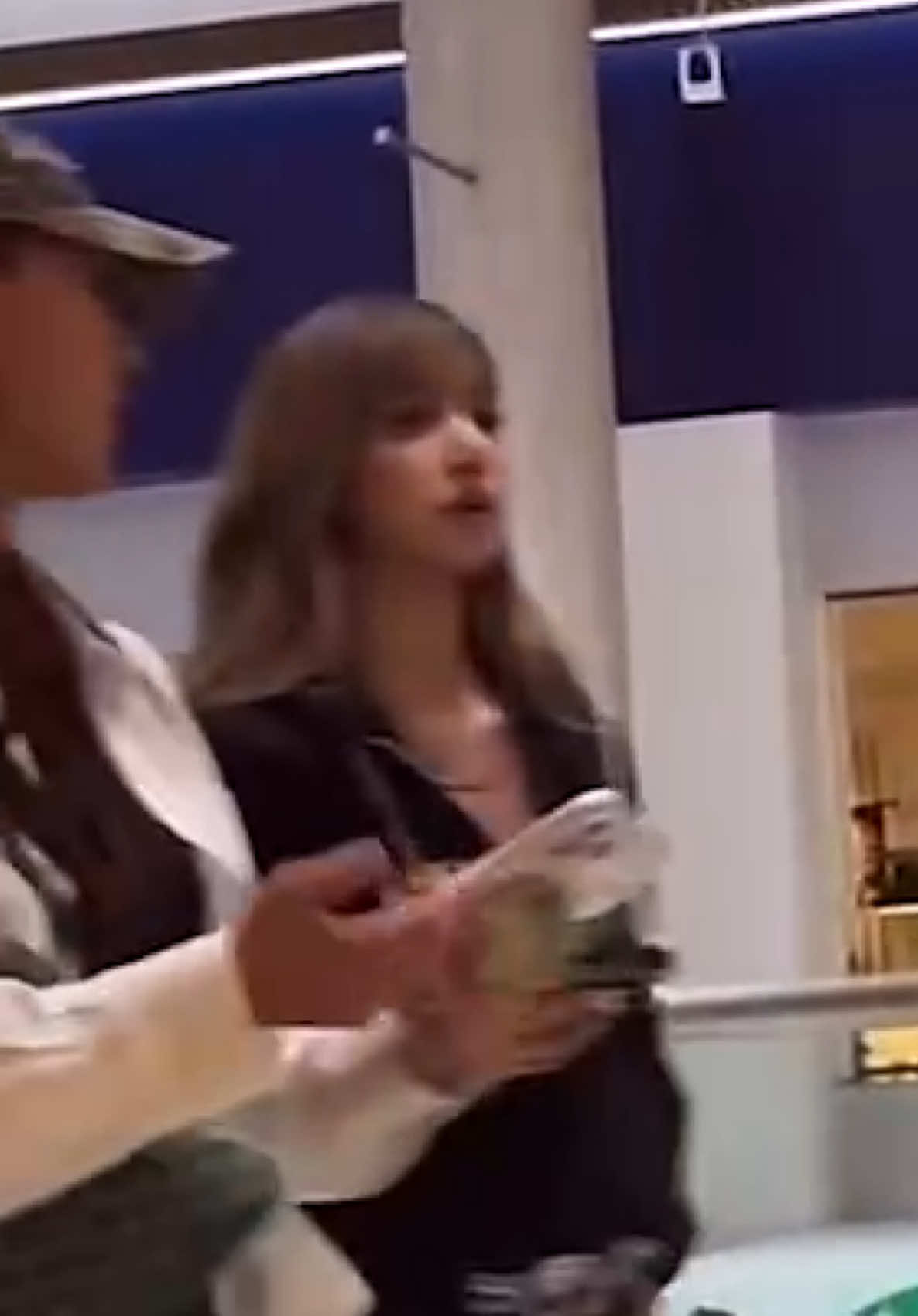 Lisa was casually walking around a mall in the Philippines this morning before their concert at the Philippine Arena for the Deadline World Tour #blackpink #blackpinkbulacan #blackpinkworldtour2025 #philippinearena #deadlineworldtour 