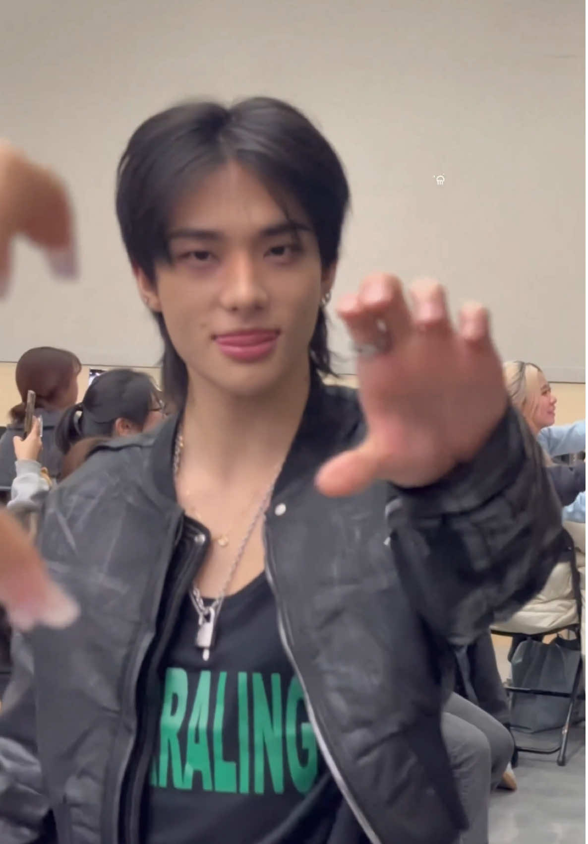 Hyunjin's cuteness is helping STAY take a selfie. ใครได้ไปงานนี้คือชีวิตติ่งคือคอมพลีทแล้ว  #현진 #hyunjin #스트레이키즈 #StrayKids #ฮยอนจิน    