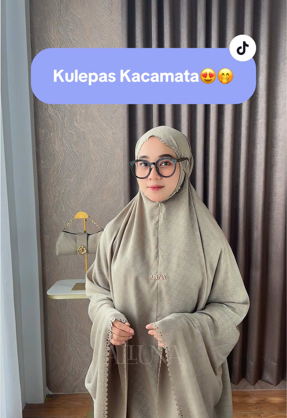 Lepas kacamata bikin pandangan kabur, lepas ibadah bikin hati ikut kabur🥹 Yuk, kuatkan lagi ibadah kamu supaya langkah dan tujuan terasa jelas😍🫶🏻 In frame: Kalisha Series #kacamata #trend #mukena #fyp #fypシ゚ 