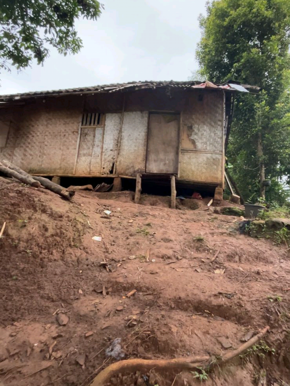 Seorang ibu di intimidasi oleh aparat desa gara