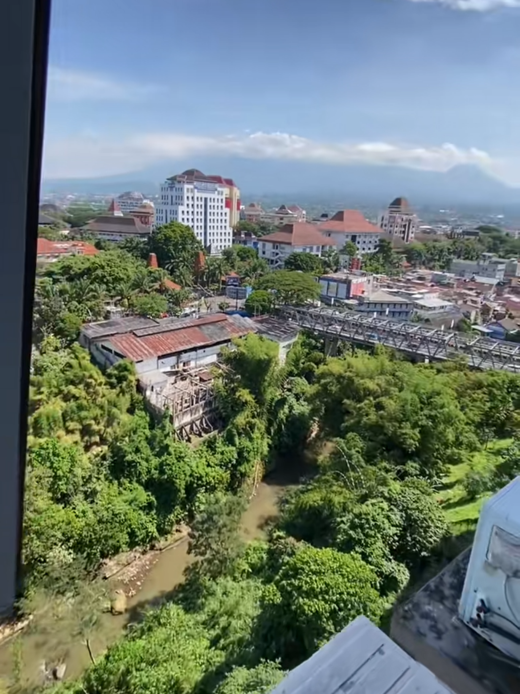 View paling bagus di kota malang ada di Apartemen Suhat. Apalagi sekarang lagi ada diskon 10% sampai dengan Desember dengan memasukkan kode 