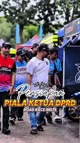 Siang ini saya meninjau langsung proses awal Road Race 2025 Piala Ketua DPRD Kepri. Mulai dari teknis lintasan, kesiapan panitia, hingga aspek keselamatan pembalap. Semua kita pastikan berjalan sesuai standar. Olahraga otomotif harus tumbuh sebagai ruang bakat, ajang kompetisi sehat, dan wadah generasi muda menyalurkan energi positif. Terima kasih kepada para panitia dan komunitas yang sudah bekerja keras sejak awal. Kita pastikan Kepri menjadi tuan rumah yang membanggakan. Sampai jumpa di Road Race 2025. Kita gas, kita menang.