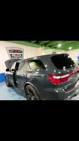 🚨 ¡La Cherokee SRT quedó de otro nivel! 🚨 Hoy le instalamos película Antiasalto en tono 3%, ideal para quienes buscan privacidad extrema, seguridad real y un look totalmente agresivo. Este tono deja la camioneta con una presencia poderosa y protegida en todo momento. Además, reemplazamos sus bombillos de xenón por HiperLED en lupas, dando como resultado una iluminación mucho más brillante, nítida y moderna, perfecta para dominar la noche con estilo. 🌑 Antiasalto 3% – privacidad total 🛡️ Protección contra impactos 💡 HiperLED en lupas: potencia, claridad y mejor visibilidad 🔥 Acabado premium para una SRT que impone ¿Quieres que tu camioneta luzca así? Agenda tu instalación y súbele el nivel a tu seguridad e iluminación.#srt #mopar 