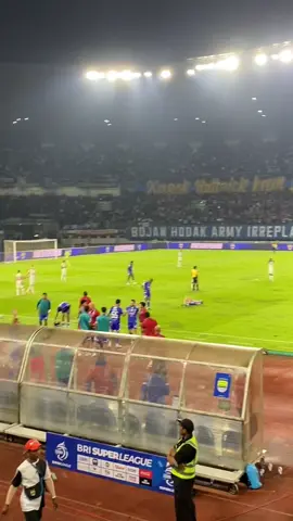 Reaksi Para Pemain & Official Persib Bandung setelah peluit akhir dibunyikan yang menandakan kemenangan beruntun ke 4 untuk Maung Bandung di Super League.  #persib #persibbandung #maungbandung #bobotoh #PersibDay 