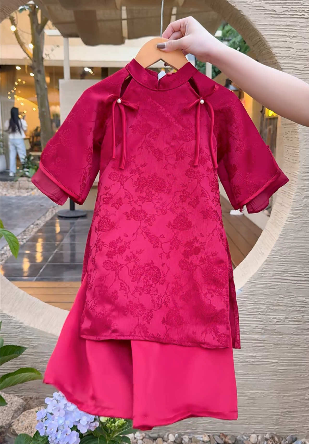 Đỏ đô may mắn – Tết này con xinh hơn hoa 🌸 #lalumi #aodaicachtanbegai #aodai #aodaicachtan #aodaimebe 