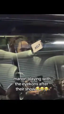 manon asking for help from the eyekons 😭😭😭 she’s so funny pls don’t change #katseye #katseye_manon #katseye_daniela #fyp cr matssobral 