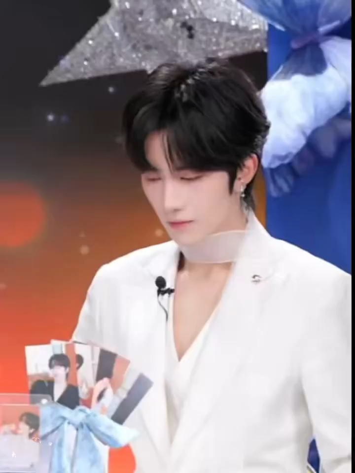 ketika muka axing sudah seperti subtitle menjelaskan semuanya XD  tapi reaksinya cute bener ya tuhan  #SKYNFUTURExEliotHuang #huangxing #Desire4