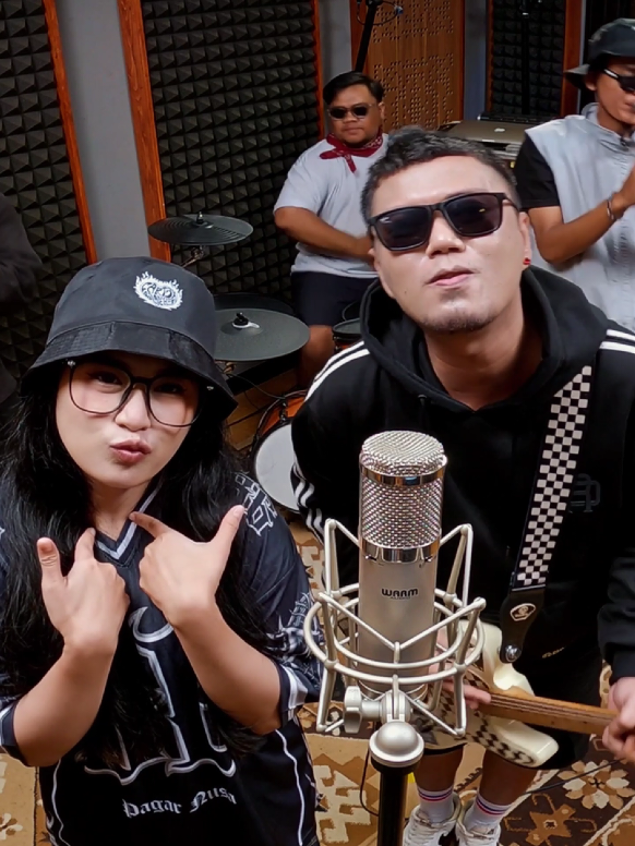 Sudah tayang ya guys! full video ada di channel YouTube UYE tone  JUJUR - SKA 86 feat Reka Putri #jujur #ska86 #radja25 #coverradja25 #covercontestradja25 